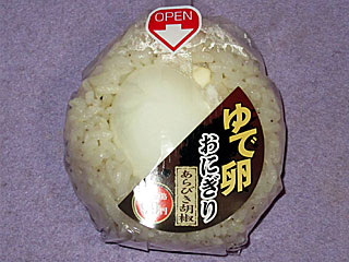 ゆで卵おにぎりあらびき胡椒