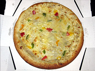 ポルチーニソースと彩り野菜のピザ