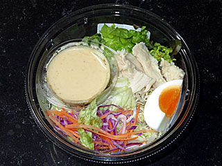 蒸し鶏と半熟玉子のラーメンサラダ