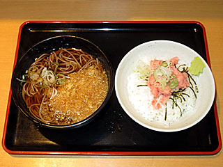 ねぎとろ丼とたぬきそばのセット