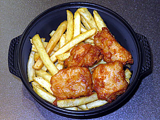 山盛りポテトと鶏の唐揚げ