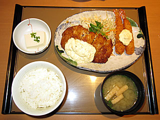 チキン南蛮とエビフライの定食