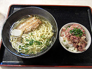三枚肉そばハーフコンビーフハッシュ丼セット