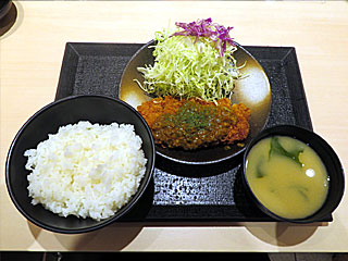 スパイシーカレーソースロースかつ定食
