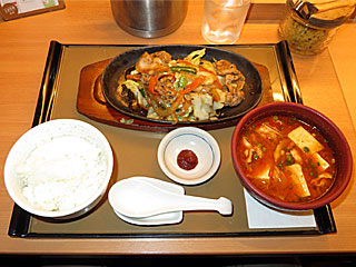 牛野菜炒めと旨辛チゲスープの定食