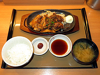 牛豚鶏のスタミナ肉盛り定食